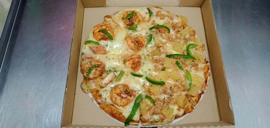 Regular 9 Inch (8 Slices) Mixed Seafood & Hawaiian Chicken Pizza
