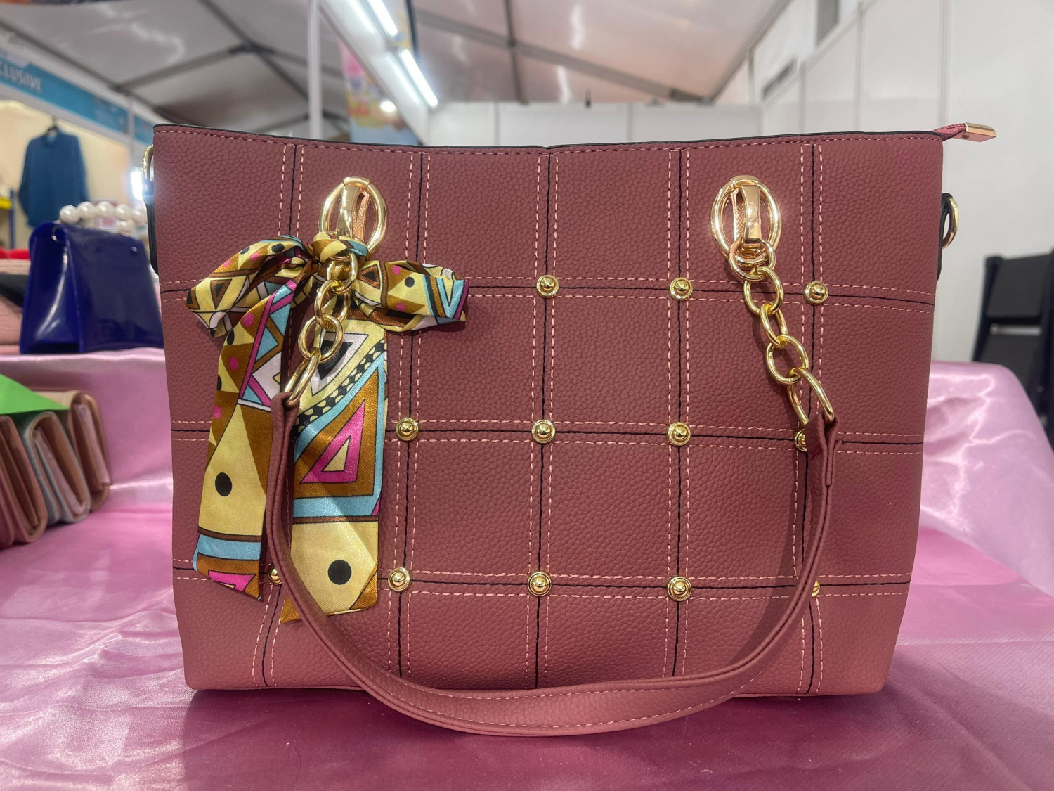 Gracile Hand Beg Premium