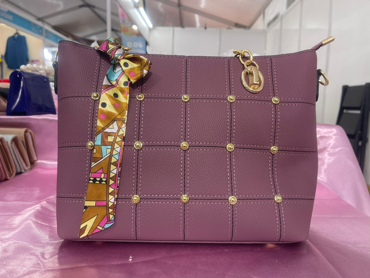 Gracile Hand Beg Premium